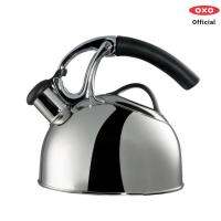 OXO กาต้มน้ำสแตนเลสสตีล l OXO GG Uplift Tea Kettle Brushed มีสัญญาณเตือนเมื่อน้ำเดือด มีจุกปิดเพื่อกันความร้อน และไอน้ำออก สามารถเปิดและรินน้ำได้ด้วยมือเดียว มือจับทำจากซิลิโคนคุณภาพสูง