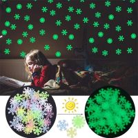 ZZOOI 50/100pcs Colorful Luminous Snowflake Wall Stickers Glow in the Dark for Kids Baby Room Bedroom Christmas Home Decor Supplies