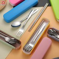 portable cutlery set ชุดช้อนส้อมตะเกียบแบบพกพา 1 ชุดมี ช้อน 1 ชิ้น,ส้อม 1 ชิ้น,ตะเกียบ 1 คู่,กล่องบรรจุ 1 ชิ้น (สินค้าคละสี)