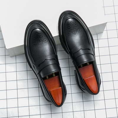 รองเท้าโลฟเฟอร์สำหรับผู้ชายรองเท้าสลิปออนสีทึบชุดเดรสปาร์ตี้หัวกลมรองเท้าลำลองหนังสีดำสำหรับทุกวัน