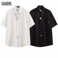 Suikone เสื้อเชิ้ตผู้ชายแขนสั้นแฟชั่นสีทึบใหม่สไตล์เกาหลีเสื้อเชิ้ตผูกเน็คไทยอดนิยมใส่ได้ทั้งชายและหญิง