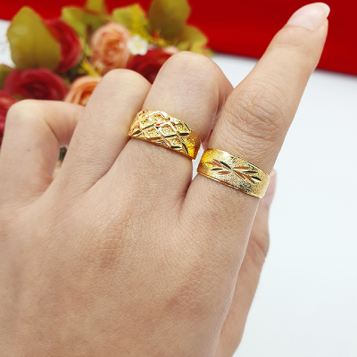 แหวนทองตัดลาย คละแบบ แหวนทอง 1 สลึง ทำจากทองเหลือง เรียบหรู ใส่ได้ทุกโอกาส เสริมโชค เสริมบารมี  ใส่อาบน้ำได้ รูปถ่ายจากสินค้าจริง