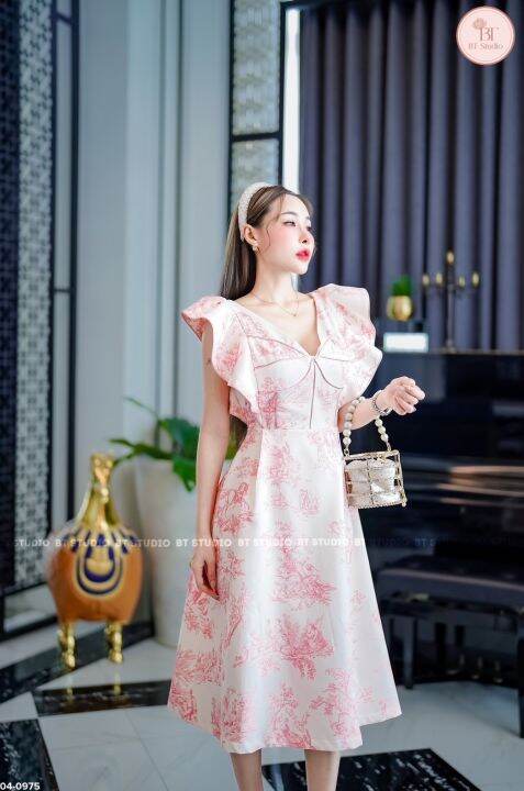 เดรสยาวประมาณเข่า-แต่งระบายช่วงแขนทั้งสองข้าง-คอวี-ช่วงอกใต้อกแต่งเดินกุ้นเส้น-งานพิมพ์ลาย-เนื้อผ้าดี-พิมพ์ลายคมชัดงานสว