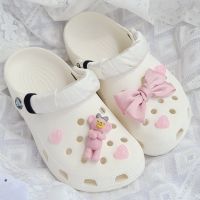 6ชิ้นสีชมพู ShellieMay ริบบิ้นรัก DIY Crocs เสน่ห์ชุด Jibbitz สำหรับนักเรียนหญิงรองเท้าแตะ/รองเท้าแตะชายหาด/รองเท้าแตะชุดตุ๊กตาบาร์บี้สีชมพู