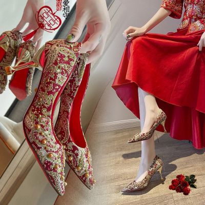 รองเท้าแต่งงานเด็กผู้หญิง2023สีแดง Sepatu Pengantin Wanita ชุดแต่งงานตกแต่งตอนเย็นโลหะส้นสูงรองเท้าปักสำหรับงานแต่งงานแบบจีน