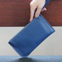 ARC wallet กระเป๋าสตางค์หนังแท้คล้องมือ  สีกรมท่า - THEOREM