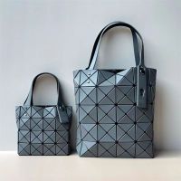 Issey Miyake กระเป๋ากล่องสี่เหลี่ยมใบเล็กขนาดเล็ก4X5กระเป๋าทรงสี่เหลี่ยมมีหูหิ้วสะพายไหล่ขนมเปียกปูนแบบใหม่4X5กระเป๋าสตางค์ขนาดเล็ก