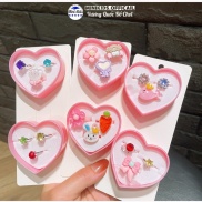 Hộp nhẫn đồ chơi hình trái tim gồm 3 chiếc có hoa vắn đá và hoạt hình dễ