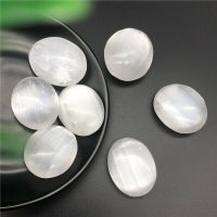 Drop Shipping 1PC Polished White Selenite Scalloped Crystal Palm Massage Stones Carving Healing Natural Stones and Crystals