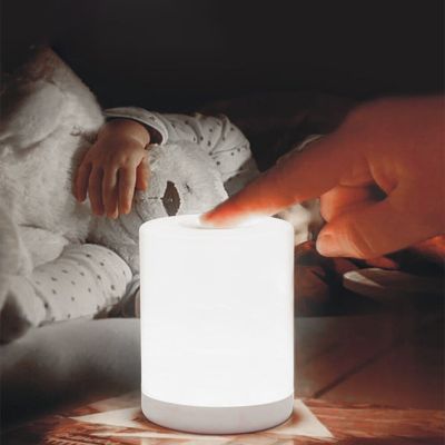 โคมไฟ USB บนโต๊ะ LED ชาร์จได้สำหรับห้องนั่งเล่นข้างเตียงรีโมตควบคุมสัมผัสหรี่แสงได้ไฟกลางคืนโคมไฟถนอมสายตา