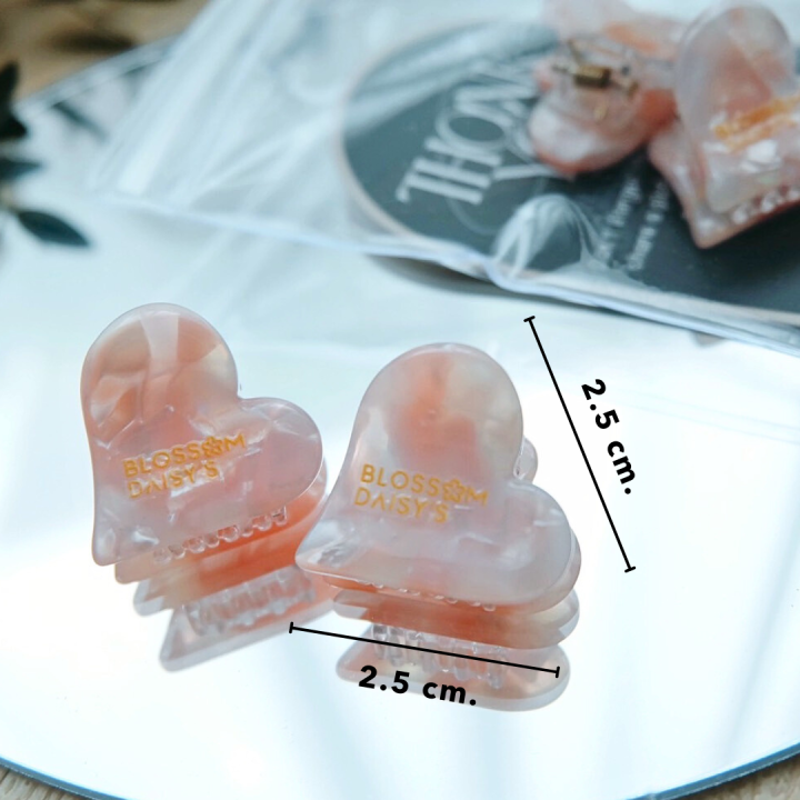 blossomdaisys-mini-blossom-hair-clip-กิ๊บติดอะคริลิครูปทรงดอกไม้-รูปทรงหัวใจ-ปั๊มโลโก้แบรนด์-มีลายหินอ่อนในตัวน่ารักมากกก