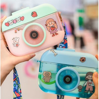 【High-end cups】 น่ารักการ์ตูน Kawaii ถ้วยน้ำ400มิลลิลิตรกล้องพกพารูป Crossbody ขวดน้ำพลาสติกที่มีสายคล้องไหล่ปรับถ้วย