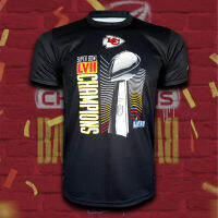 เสื้อยืดคอกลม อเมริกันฟุตบอล NFL Kansas City Chiefs เสื้อยืดลาย แคนซัส ซิตี้ ชิฟส์ #AF0018 รุ่น แชมป์ซุปเปอร์โบว์2023 พิมพ์ทั้งตัว ไซส์ S-5XL