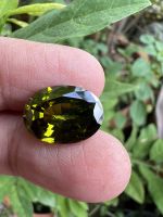 คิวบิกเซอร์โคเนีย  เพชรรัสเซีย DIAMOND หนัก17 กะรัต CARATS .1 เม็ด).  ROYAL OLIVE PERIDOT สี เปริดอท DARK 12x16 mm OVAL Cubic zirconia