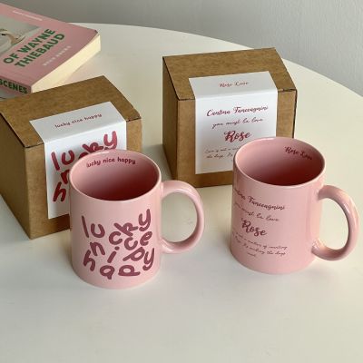 ถ้วยน้ำชานมกาแฟพร้อมตัวอักษรภาษาอังกฤษโรแมนติกสีชมพูดีไซน์ลิขสิทธิ์ของขวัญแก้วเซรามิกอาหารเช้า
