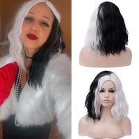 CRUELLA Deville De Vil วิกผมคอสเพลย์ผมหยิกสั้นฮาโลวีนครึ่งสีดำครึ่งสีขาวกับวิกผมสังเคราะห์ต่อต้านความร้อนกระทันหัน