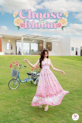 Choose to Bloom เดรสคอวีพิมพ์ลายดอกไม้สีชมพู ไล่โทนสีทำให้ชุดดูมีมิติสวยมากก