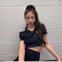 ADIDAS_Tee Jennie เสื้อครอปเสื้อยืดฤดูร้อนของผู้หญิงสีดำและสีขาวสั้นกีฬาเสื้อกั๊กรุ่นยิมคอวีกีฬาด้านบน Blackpink