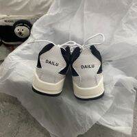 Dailu2021 รองเท้ากีฬาสีดำและสีขาวรุ่นใหม่สำหรับฤดูร้อนรองเท้าคุณพ่อสำหรับผู้ชายและผู้หญิงรองเท้านักเรียนลำลองแนวอาร์ตๆอินเทรนด์