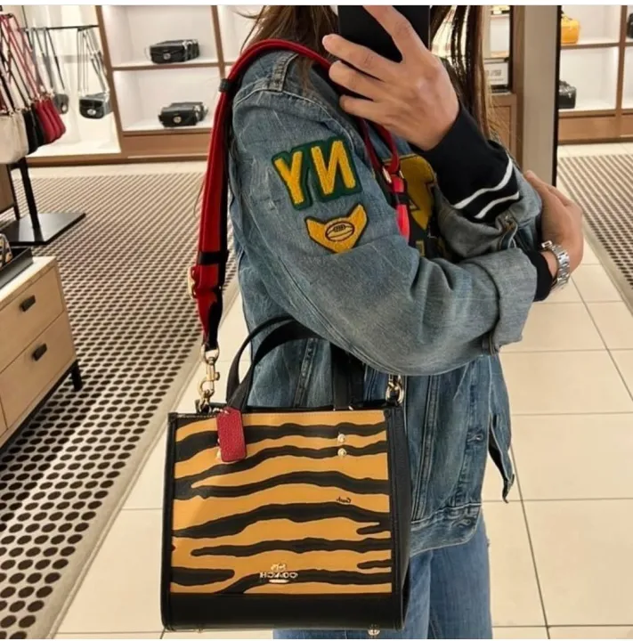 Guaranteed Original Coach Dempsey Tote 22 With Tiger Print C6988 -  Gold/Honey/Black Multi | Lazada PH