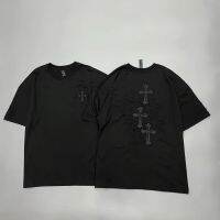 Chrome Hearts1✎♕ ฤดูใบไม้ผลิและฤดูร้อนอินเทรนด์ตัวอักษรสันสกฤตแพทช์พิมพ์เสื้อยืดแขนสั้นปักเกือกม้าหลายกากบาทสำหรับผู้ชายและผู้หญิง