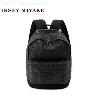 Issey Miyake Issey Miyake กระเป๋าเป้สะพายหลังกระเป๋าสะพาย Ins กระเป๋าสะพายหลังอาวุโสที่ใส่กระเป๋าเป้สะพายหลังเพชรโจ๊กเกอร์สีดำเรขาคณิต