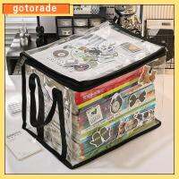 GOTORADE โปร่งใสโปร่งใส กระเป๋าเก็บหนังสือการ์ตูน วางซ้อนกันได้ ซิปมีซิป ภาชนะเก็บรวบรวม แบบพกพาได้ กันฝุ่นป้องกัน กระเป๋าใสใส่ของ สำหรับนักเรียน