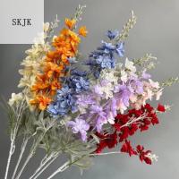 SKJK ผ้าไหมสีขาว ดอกไม้เดลฟีเนียมประดิษฐ์ ก้านเดียว ละเอียดอ่อนและละเอียดอ่อน ต้นไม้ปลอมปลอม เครื่องประดับสำหรับตกแต่ง 2สาขา สาขาดอกไม้เดลฟีเนียม แต่งงานในงานแต่งงาน