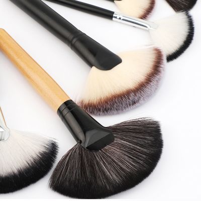 ‘；【-； 1PC Makeup Brushes Fan Shaped Highlighter  Powder Brush Loose Powder Brush Makeup Tool Beauty Supplies Maquiagem Wholesale