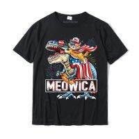 【】Meowica Cat T Rex Dinosaur 4 July เสื้อกันหนาว คอกลม แขนสั้น ผ้าฝ้าย ลายธงอเมริกัน เรียบง่าย สําหรับผู้ชาย คู่รัก