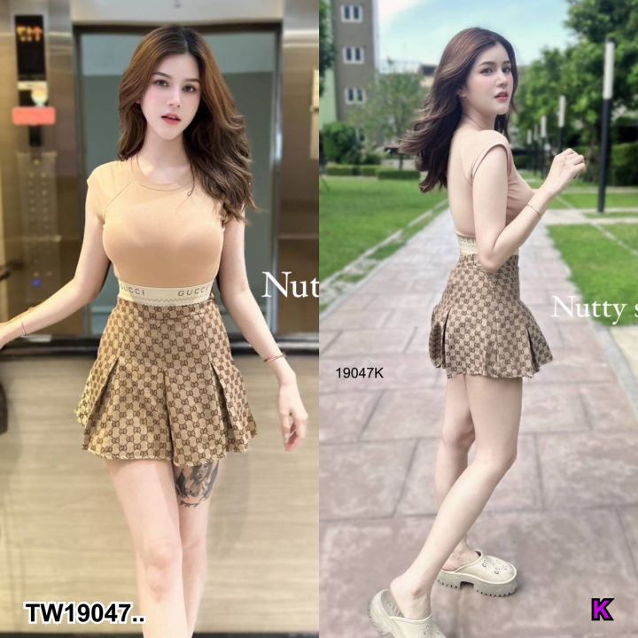 tw19047-set-2-ชิ้น-เสื้อครอป-คอกลม-กางเกงกระโปรงอัดกลีบ