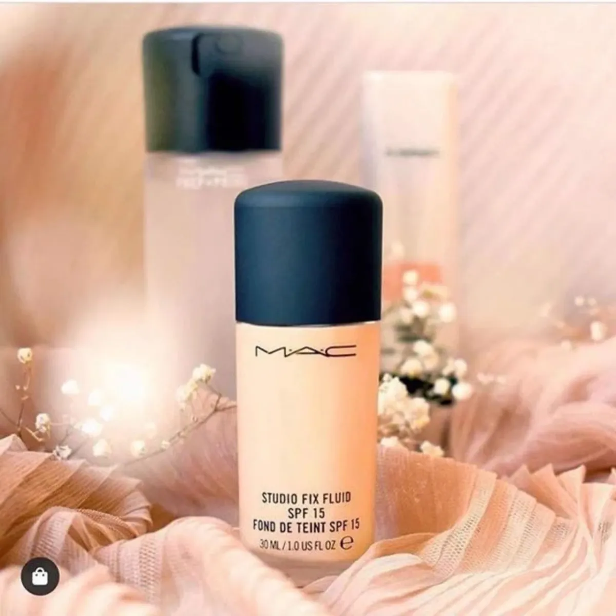 Kem Nền MAC NC20 Studio Fix Fluid SPF15 { Độ Che Phủ Hoàn Hảo - Kiềm Dầu -  Lớp Nền Mịn Màng Tự Nhiên } 