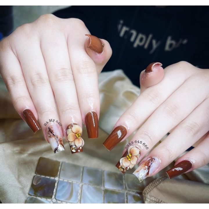 Hoa cúc nhọn đính nail sẽ khiến cho bộ móng tay của bạn thêm phần nữ tính và dịu dàng hơn. Nét tỉ mỉ và tinh tế của các hoa cúc sẽ đem lại cảm giác thư thái và tươi mới cho chính bàn tay của bạn.