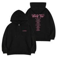 2023 NEWKPOP BLACKP [หมึกเกิดสีชมพูเอเชียทัวร์เดียวกันผ้าฝ้ายซิปขึ้นเสื้อกันหนาวหมวกผู้ชายและผู้หญิงขนาดบวกแฟชั่นเกาหลีหลวมคู่เสื้อยืดฮาราจูกุสบายๆ Streetwear เสื้อสวมหัวท็อปส์