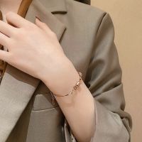 กำไลข้อมือดีไซน์เฉพาะสำหรับผู้หญิง Gelang Rose Gold สายรัดเอวเล็กสีแดงแบบไม่ซีดจางตาข่ายเหล็กไทเทเนียมแบบไม่ซีดจาง