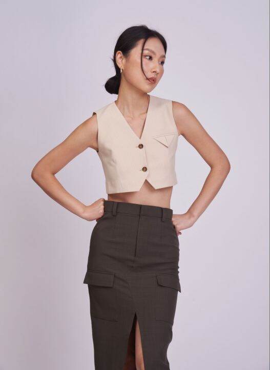 rinrata-cyrus-top-waistcoat-เสื้อกั๊ก-ครอป-ตัวสั้น-คอวี-กระดุมหน้า-ตกแต่ง-สามเหลี่ยม-ผ้ายีนส์-สีเทา-สีครีม-เสื้อใส่เที่ยว-นางแบบสูง173ใส่ไซส์-s