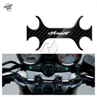 【COOL】 3D Carbon-Look Upper Triple Yoke Defender เคสสำหรับ Honda Hornet 600 Uo ถึง2004