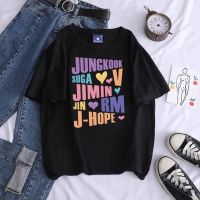 KPOP BANGTAN เสื้อยืดผ้าฝ้าย JIMIN JUNGKOOK RM JIN SUGA เสื้อแขนสั้นพิมพ์ลายคอวีในช่วงฤดูร้อนสำหรับผู้ชายและผู้หญิงขนาดใหญ่พิเศษเสื้อทรงหลวมแฟชั่นเป็นคู่เกาหลี2023เสื้อยืดเสื้อเชิ้ตลำลอง