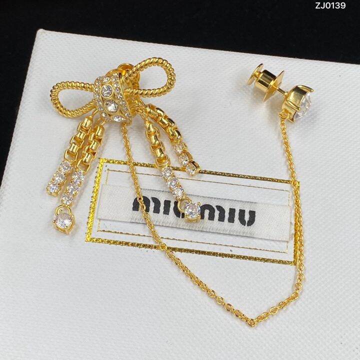 g2ydl2o-miu-miu-เข็มกลัด-ประดับพู่-ลายตัวอักษร-แฟชั่นหรูหรา