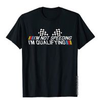 เสื้อยืดผ้าฝ้าย พิมพ์ลาย Im Not Speeding Im Qualifying Drag Racing Race Car ของขวัญ สําหรับผู้ชาย  A6EI