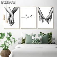 ☋❂✚ สีดำสีขาวสไตล์ Sweet Love Wall Art โปสเตอร์ผ้าใบ Minimalist Hand in Hand พิมพ์ภาพวาดสำหรับห้องนั่งเล่นตกแต่งห้องนอน