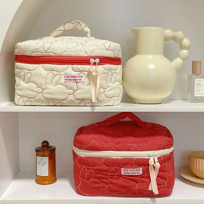 กระเป๋าใส่เครื่องสำอาง กระเป๋ามีหูหิ้ว กระเป๋าใส่ของอเนกประสงค์ กระเป๋าผ้าสีแดง กระเป๋าสีขาว
