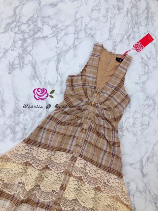p010-182-pimnadacloset-v-neck-sleevless-cotton-woven-plaid-maxi-dress