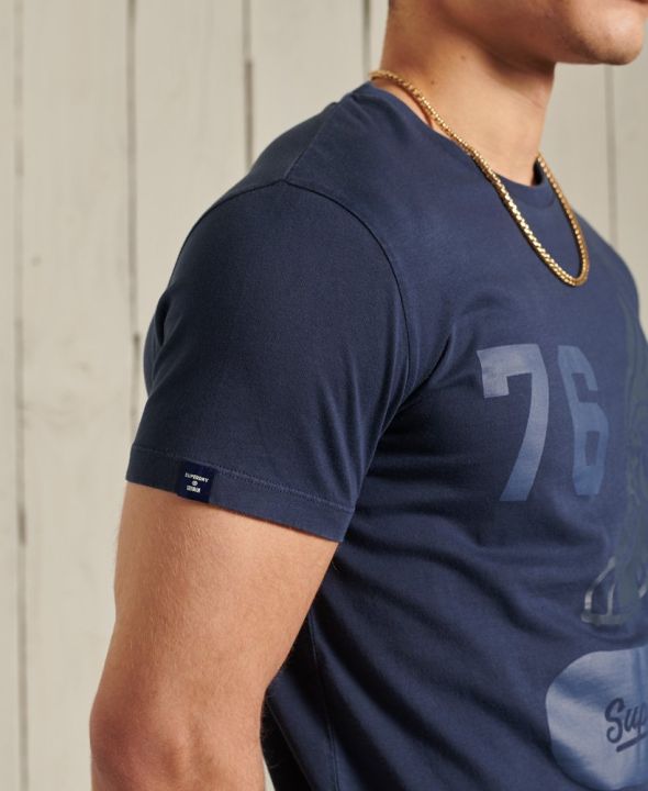 superdry-overdye-collegiate-state-t-shirt-เสื้อยืด-สำหรับผู้ชาย-สี-nautical-navy