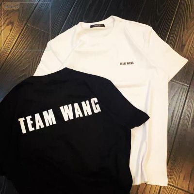 แฟชั่นคลาสสิกHM เสื้อทีมวัง TEAM WANG เสื้อยืดผ้า Cotton 100% JACKSON WANG GOT7 เสื้อยืดคอกลมผ้าฝ้าย   เสื้ แนวโน้ม