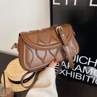 This year popular niche one shoulder alar bag female autumn/winter 2021 new tide senior sense inclined shoulder bag small bread