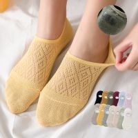 【Sock shop】5คู่ผู้หญิงถุงเท้าสีทึบตาข่ายลื่นที่มองไม่เห็นฤดูร้อนรองเท้าแตะข้อเท้าชุดกลวงบางระบายอากาศไม่มีแสดงลูกอมฝ้าย