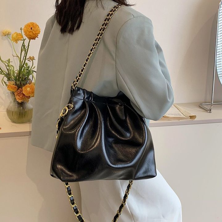 กระเป๋าสะพายไหล่จีบผู้หญิงออกแบบหนัง-pu-ยี่ห้อใหม่2023แบบเรียบง่ายกระเป๋าสะพายข้างห้อยโซ่มีความจุมากกระเป๋าทรงถังเทรนด์2023