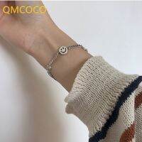 QMCOCO สร้อยข้อมือโซ่รูปหน้ายิ้มสีเงินสร้อยข้อมือแฟชั่นที่สร้างสรรค์ใหม่ของขวัญสำหรับงานเลี้ยงวันเกิดที่สง่างามเครื่องประดับสำหรับเด็กผู้หญิง