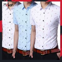 HAKARI เสื้อเชิ้ตแขนสั้นผู้ชายฤดูร้อนเสื้อเชิ้ตสีขาวแบบลำลองสีทึบเข้ารูปพอดีเกาหลีแบบไม่มีการรีดเสื้อยืดแขนสั้นวัยรุ่นและวัยกลางคน